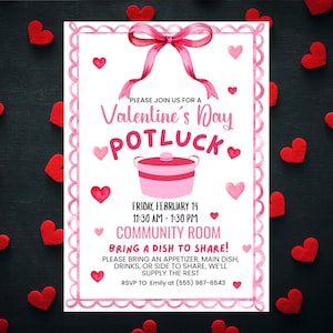 Może przedstawiać: Zaproszenie na walentynkowy potluck z różową kokardą, sercami i tekstem. Zaproszenie zawiera datę, godzinę i miejsce: piątek, 14 lutego, 11:30 - 13:30, sala społeczna. Goście proszeni są o przyniesienie dania do podzielenia się.