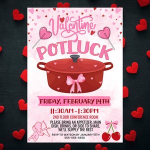 Puede incluir: Invitación a una cena de San Valentín con una olla roja, un lazo rosa y piruletas en forma de corazón. La invitación incluye la fecha, la hora y el lugar, con una solicitud para traer un plato para compartir. Corazones rojos de fieltro esparcidos.