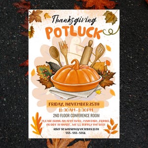 Op de afbeelding: Thanksgiving potluck uitnodiging met een oranje pompoen, houten keukengerei en herfstbladeren. De tekst bevat de datum, tijd en locatie van het evenement. Gasten worden gevraagd een gerecht mee te nemen om te delen.