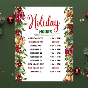 Könnte beinhalten: Ein festliches Schild mit den Öffnungszeiten für die Feiertage, mit dem Schriftzug "Holiday Hours" in roter Schrift. Das Schild listet die Öffnungszeiten für Heiligabend, Weihnachten, Boxing Day und andere Daten auf. Dekoriert mit Weihnachtsschmuck und Grün.