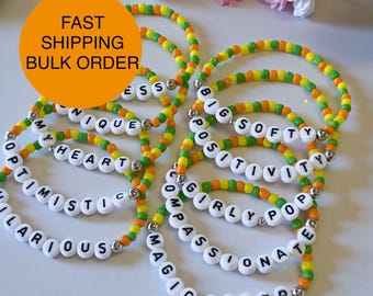 Bracelet perlé personnalisé avec nom / Bracelet d'amitié en gros / Cadeau pour événement ou fête d'équipe / Cadeau personnalisé fait main / Bracelet esthétique assorti avec nom