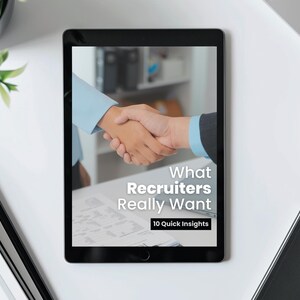 Könnte beinhalten: Ein schwarzes Tablet zeigt den Text "What Recruiters Really Want" und "10 Quick Insights" über einem Händedruck-Bild. Das Tablet liegt auf einer weißen Oberfläche mit einer Pflanze, einem Notizbuch, einem Stift und einer Kaffeetasse.