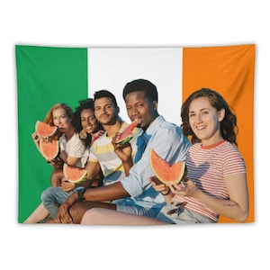 Puede incluir: Un tapiz que muestra a un grupo de personas comiendo rodajas de sandía. El fondo muestra los colores verde, blanco y naranja de la bandera irlandesa. Las personas son de diversas etnias y están sonriendo.