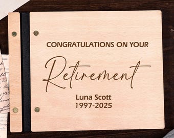 Puede incluir: Una placa de jubilación de madera con la inscripción "Felicitaciones por tu jubilación". Incluye el nombre "Luna Scott" y los años "1997-2025". La placa es de madera clara con lomo negro y remaches.