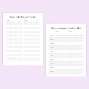 Op de afbeelding: Twee witte papieren vellen met tekst en tabellen. Eén vel heeft de titel "Twin Baby Solids Tracker" met kolommen voor naam, datum/tijd, voedsel en notities. De andere is een "Allergenen Introductie Checklist" met allergenen- en datumkolommen.