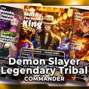 Puede incluir: Una taza de cerámica blanca con asa negra y el texto "But First, Coffee" en negrita negra. La taza se encuentra sobre un fondo borroso, sugiriendo un ambiente acogedor.