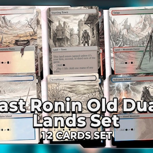 Può includere: Un set di 12 carte collezionabili Last Ronin Old Dual Lands. Ogni carta presenta dettagliate illustrazioni di paesaggi con etichette testuali. Le carte includono vari tipi di terreno come Plateau, Tundra e Volcanic Island.