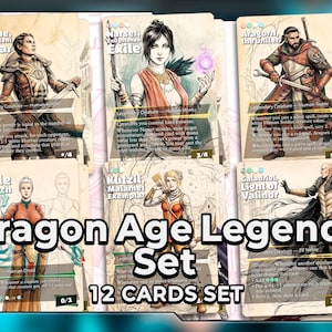 Può includere: Un set di dodici carte collezionabili di Dragon Age Legends. Ogni carta presenta un'illustrazione di un personaggio con testo. Le carte hanno un tema fantasy, con personaggi in armatura e abiti. Il set include carte con i nomi Adeline, Narset, Aragorn e altri.
