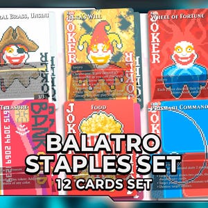 Puede incluir: Un conjunto de 12 cartas Balatro Staples. Las cartas presentan arte pixelado con varios diseños, incluyendo un pirata, un bufón y un payaso. El texto "BALATRO STAPLES SET" se muestra de forma destacada.