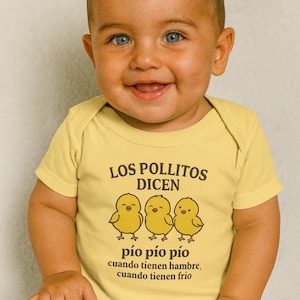 May include: A smiling baby wearing a yellow onesie with the text "LOS POLLITOS DICEN" and three cartoon chicks. Below the chicks is the text "pío pío pío cuando tienen hambre, cuando tienen frío."