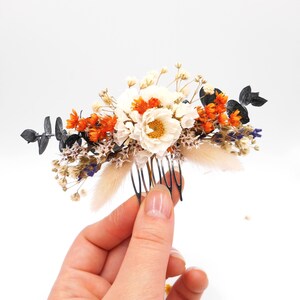 Autumn Inspired hair comb with daisies, rust colored dried flowers, eucalyptus and baby breath. Hair accessory for rustic boho weading, perfect for brides, maids of honor or wedding guests