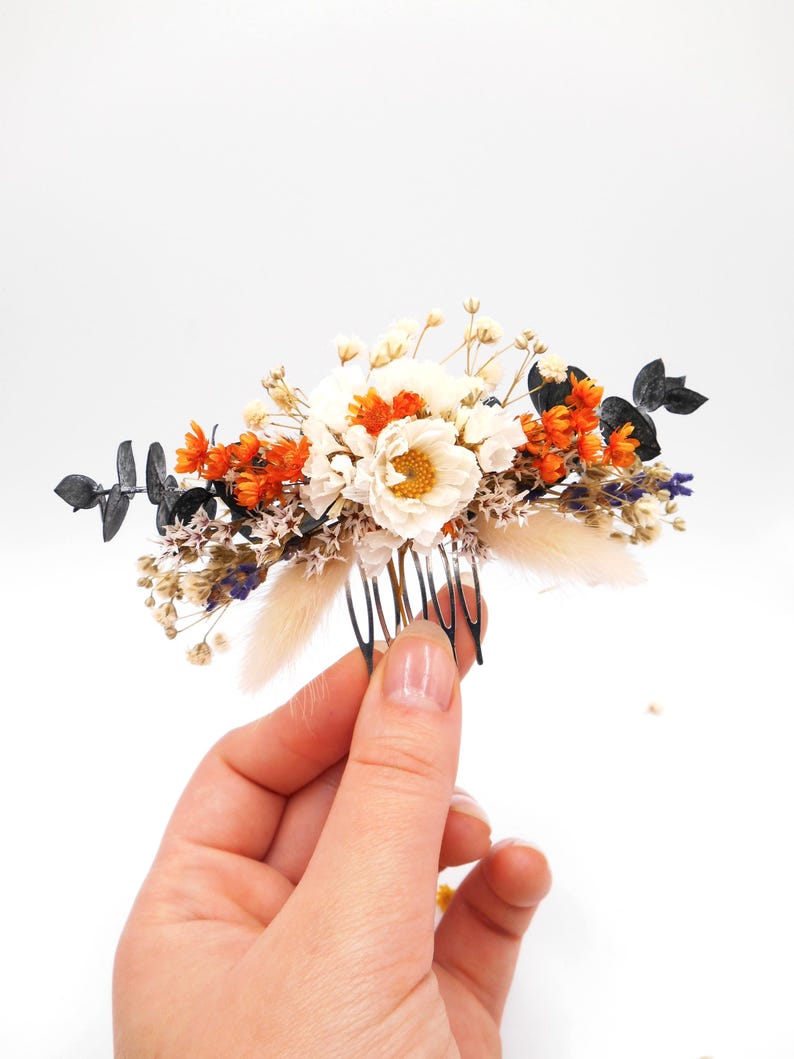 Autumn Inspired hair comb with daisies, rust colored dried flowers, eucalyptus and baby breath. Hair accessory for rustic boho weading, perfect for brides, maids of honor or wedding guests