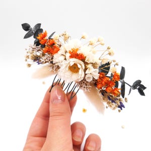 Autumn Inspired hair comb with daisies, rust colored dried flowers, eucalyptus and baby breath. Hair accessory for rustic boho weading, perfect for brides, maids of honor or wedding guests