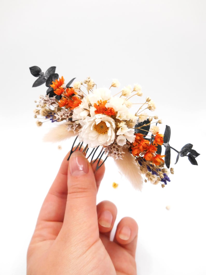 Autumn Inspired hair comb with daisies, rust colored dried flowers, eucalyptus and baby breath. Hair accessory for rustic boho weading, perfect for brides, maids of honor or wedding guests