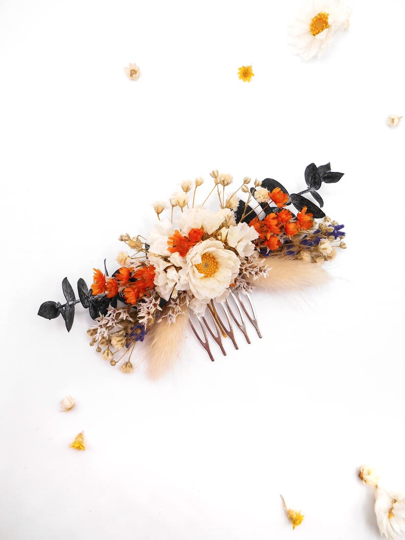 Autumn Inspired hair comb with daisies, rust colored dried flowers, eucalyptus and baby breath. Hair accessory for rustic boho weading, perfect for brides, maids of honor or wedding guests
