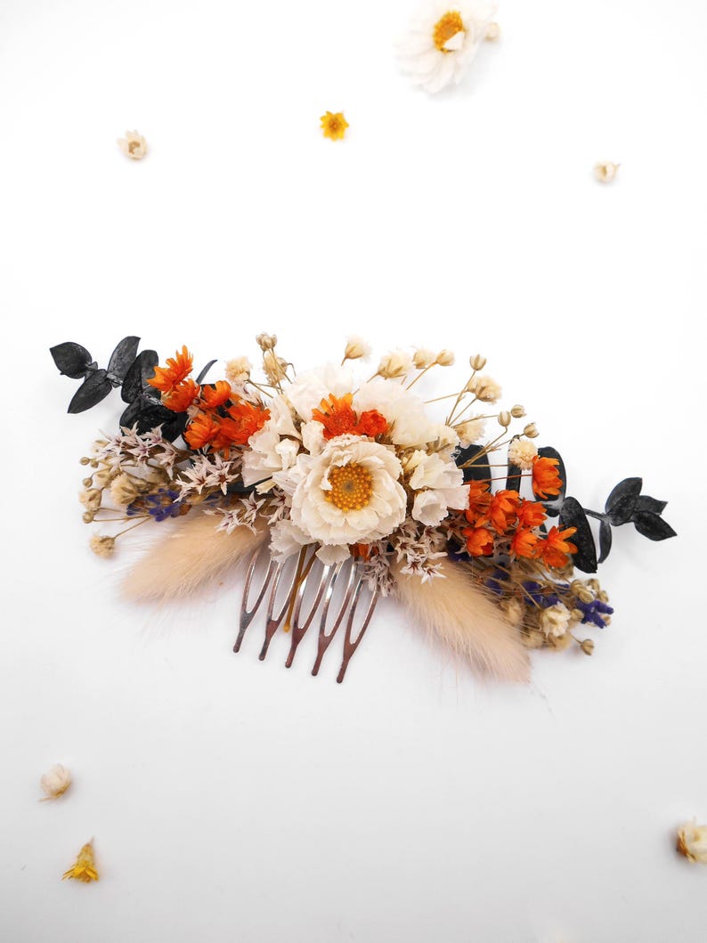 Autumn Inspired hair comb with daisies, rust colored dried flowers, eucalyptus and baby breath. Hair accessory for rustic boho weading, perfect for brides, maids of honor or wedding guests