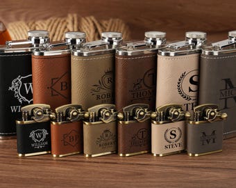 Pode incluir: Uma coleção de seis cantis retangulares de metal e seis isqueiros a condizer, revestidos em pele sintética em vários tons de preto, castanho, bege e cinzento. Cada item está gravado com um monograma, nome ou brasão decorativo.