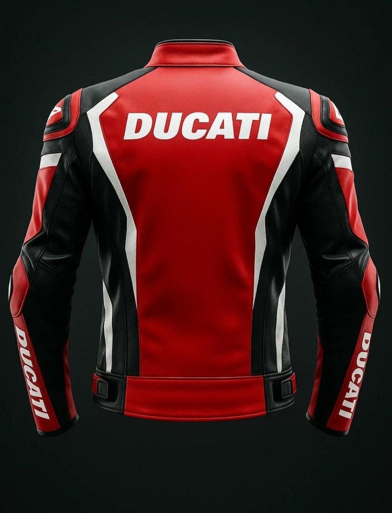 Puede incluir: Chaqueta de moto Ducati roja, negra y blanca. La parte trasera de la chaqueta presenta el logotipo de Ducati en letras blancas grandes. La chaqueta tiene mangas negras con detalles blancos y el logotipo de Ducati en las mangas.