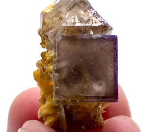59カラットの魅力的な小さな蛍石と方解石 - 天然ミニクリスタル標本