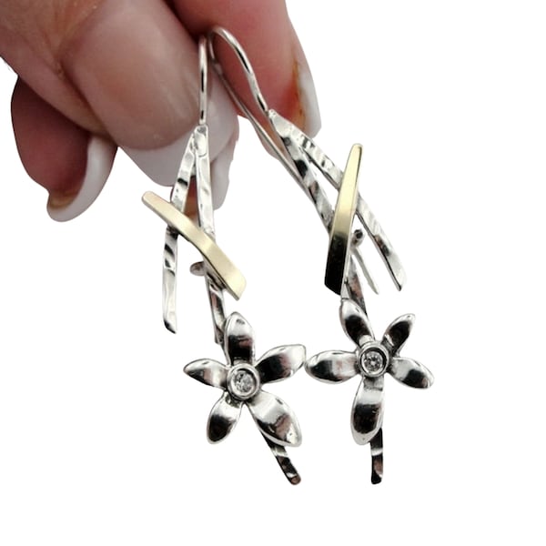 Örhängen i sterlingsilver med zirkonblomma: Handgjorda israeliska designer