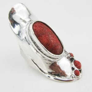 Zilveren ring met koraalrode steen, handgemaakt cadeau voor haar door Hadar Jewelry Israel design, hadarjewelry uniek ontwerp (105b)