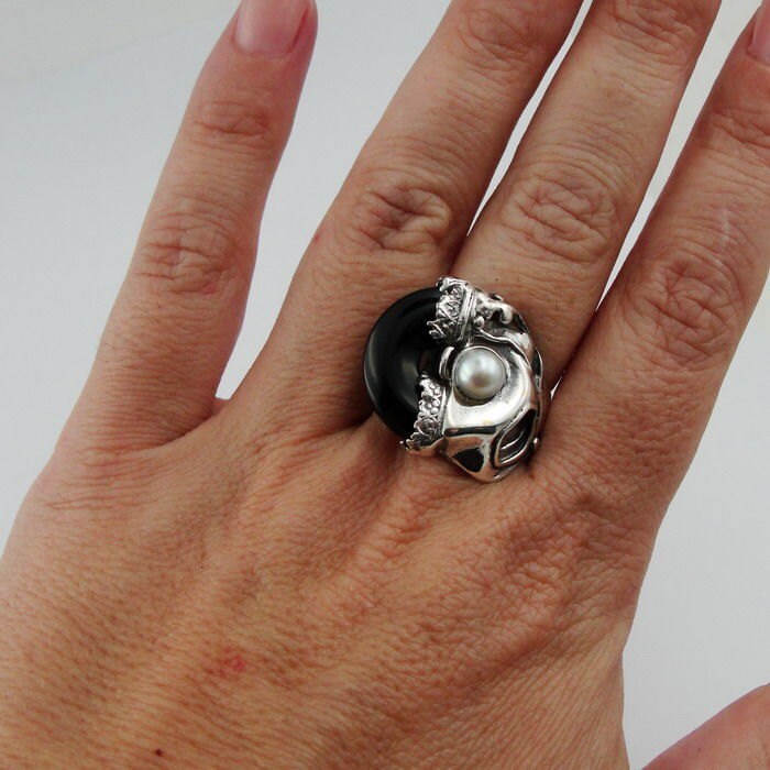 Onyx Ring, Sterling Silver Ring, Pearl Silver Ring, Handmade Pearl and Onyx Ring, Circle Ring, Unisex Ring, Israeli Designers, Hadar Jewelry - Etsy Polska Onyx Ring, Sterling Silver Ring, Pearl Silver Ring, Handmade Pearl and Onyx Ring, Circle Ring, Unisex Ring, Israeli Designers, Hadar Jewelry - Etsy Polska