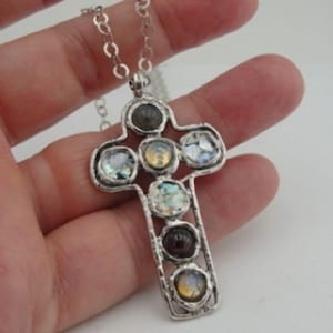 Römisches Glaskreuz, Kreuzanhänger aus Sterlingsilber, handgefertigtes römisches Glaskreuz, Silberkreuz mit mehreren Steinen, israelische Designer, Hadar-Schmuck