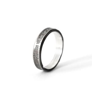 Anillo con lente de cámara en plata de ley: regalos para fotógrafos