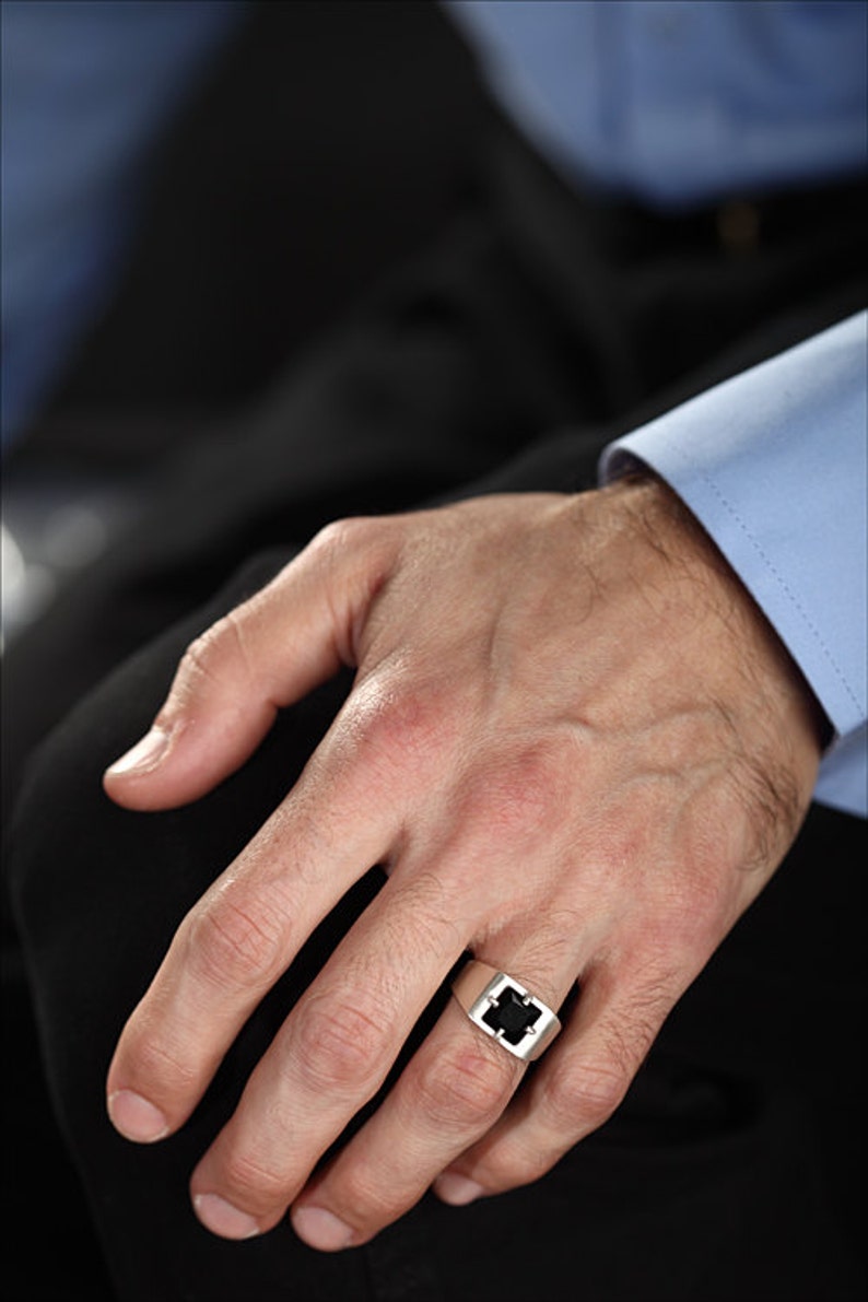 На какой руке пальце носят печатку. Кольцо на мизинец мужское. Перстень мужской. Печатка на мизинец мужская. Мужское кольцо на мезинец.