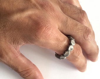 Männerring aus oxidiertem Sterlingsilber: Handgefertigtes Band aus Perlen