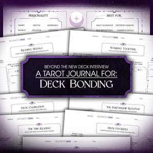Puede incluir: Una colección de páginas de diario de tarot blancas con bordes degradados morados y motivos celestiales. La etiqueta central morada oscura dice: BEYOND THE NEW DECK INTERVIEW A TAROT JOURNAL FOR: DECK BONDING. Las secciones incluyen Reading Signals, Deck Calibration y The Vibe Reading.