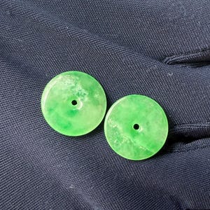 Naturlig burmesisk grön jade - Ett par munkar - Pi-skiva - Ping An Kou (fredlig knapp/skiva) - 平安扣 - Hängsmycken - Berlocker - Pärlor