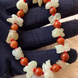 Naturlig burmesisk jade handskuren alla 12 kinesiska zodiaken komplett set med röda jadepärlor justerbart handgjort armband