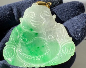 Natuurlijke Birmaanse groene jade lachende Boeddha-hanger, handgesneden twee kanten voor- en achterkant met vergulde zilveren hardware