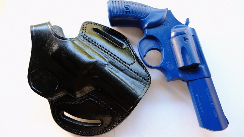 Coldre externo de couro com trava de polegar: Ruger SP101 .357 Magnum com cano de 3" imagem 11
