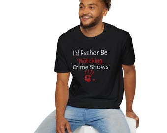 Camiseta "Prefiro estar assistindo a programas policiais" | Estampa de mão inspirada em crimes reais