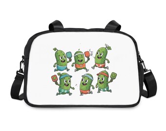 Könnte beinhalten: Schwarz-weiße Sporttasche mit einer Cartoon-Illustration von sechs grünen Gurkenfiguren, die Pickleball spielen. Die Gurken tragen verschiedenfarbige Outfits und halten Schläger. Die Tasche hat einen schwarzen Schultergurt und Griffe.