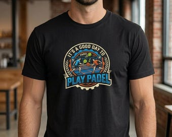 Könnte beinhalten: Schwarzes T-Shirt mit einem farbenfrohen Aufdruck mit der Aufschrift "It's a good day to play Padel". Das Design zeigt zwei Spieler auf einem blauen Platz, mit einem Netz und einem Ball. Der Text ist in Weiß, Blau, Orange und Grün.