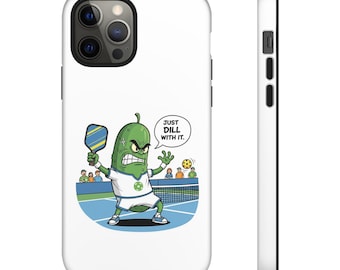 Könnte beinhalten: Weißes Handy-Case mit einem Cartoon-Gurken-Pickleball-Spieler. Die Gurke hat einen wütenden Gesichtsausdruck und den Text "JUST DILL WITH IT". Die Gurke trägt ein weißes Hemd mit einem grünen Kreis. Ein gelber Pickleball ist in der Luft.