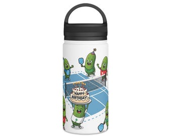Könnte beinhalten: Eine weiße Trinkflasche mit schwarzem Deckel und einer Cartoon-Grafik von grünen Gewürzgurken, die Pickleball auf einem blauen Spielfeld spielen. Eine Gurke trägt einen Partyhut, eine andere hält eine Geburtstagstorte mit Kerzen und dem Text HAPPY BIRTHDAY.