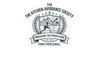 Könnte beinhalten: Ein dunkelblauer und weißer Aufkleber mit einem Pickleball-Spieler in einem schildförmigen Emblem. Der Text lautet THE KITCHEN-AVOIDANCE SOCIETY, EMBRACING THE POWER GAME, EST. 2026, PURE PICKLEBALL, THE KITCHEN und THE ROAD TO THE BASELINE mit Netz.