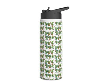Könnte beinhalten: Eine weiße zylindrische Trinkflasche mit einem sich wiederholenden Muster aus grünen Cartoon-Gewürzgurken, die mit bunten Schlägern Pickleball spielen. Die Flasche hat einen schwarzen Kunststoffdeckel mit einem integrierten Klapptrinkhalm.