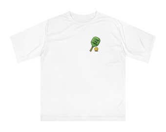 Könnte beinhalten: Weißes T-Shirt mit einer kleinen Grafik eines grünen Pickleball-Schlägers und eines gelben Balls. Der Schläger trägt den Text "I came, I saw, I dinked". Ein lässiges, sportliches Oberteil für Pickleball-Enthusiasten.