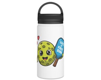 Könnte beinhalten: Weiße Wasserflasche mit schwarzem Griff und Deckel. Die Flasche zeigt einen Cartoon-Pickleball mit einem lächelnden Gesicht und einem blauen Schläger mit der Aufschrift "Love at First Dink". Rote Herzen sind ebenfalls vorhanden.