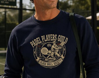 Könnte beinhalten: Marineblaues Sweatshirt mit einem kreisförmigen Grafikdesign. Das Design zeigt den Text "PADEL PLAYERS GUILD" und "GLASS WALL SOCIETY" sowie eine Illustration eines Padelspielers. Das Sweatshirt hat einen Rundhalsausschnitt.