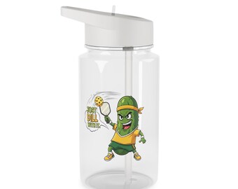 Könnte beinhalten: Transparente Wasserflasche mit weißem Deckel und Strohhalm. Die Flasche zeigt eine Cartoon-Gurke, die Pickleball spielt, mit dem Text "Just Dill With It". Die Gurke trägt ein gelbes Hemd, grüne Shorts und ein Stirnband.