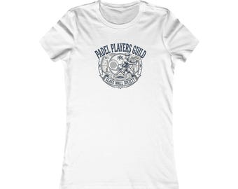 Könnte beinhalten: Ein weißes kurzärmeliges T-Shirt mit einer dunkelblauen kreisförmigen Grafik auf der Brust. Das Design zeigt eine Person beim Padel-Spiel mit dem Text PADEL PLAYERS GUILD, PPG, EST. 2021 und GLASS WALL SOCIETY innerhalb des kreisförmigen Emblems.