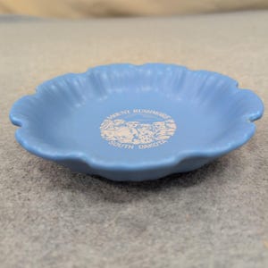Vintage Mount Rushmore South Dakota Blue Scalloped Ceramic Souvenir Ashtray image 2
