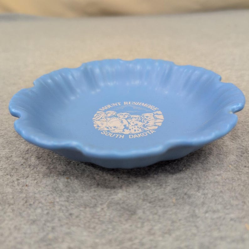 Vintage Mount Rushmore South Dakota Blue Scalloped Ceramic Souvenir Ashtray image 2