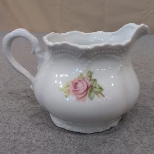 ドイツ、テューリンゲン州ロイヒテンブルク製 磁器製クリーマー ピンクローズ 花柄 スカラップエッジ 画像 2
